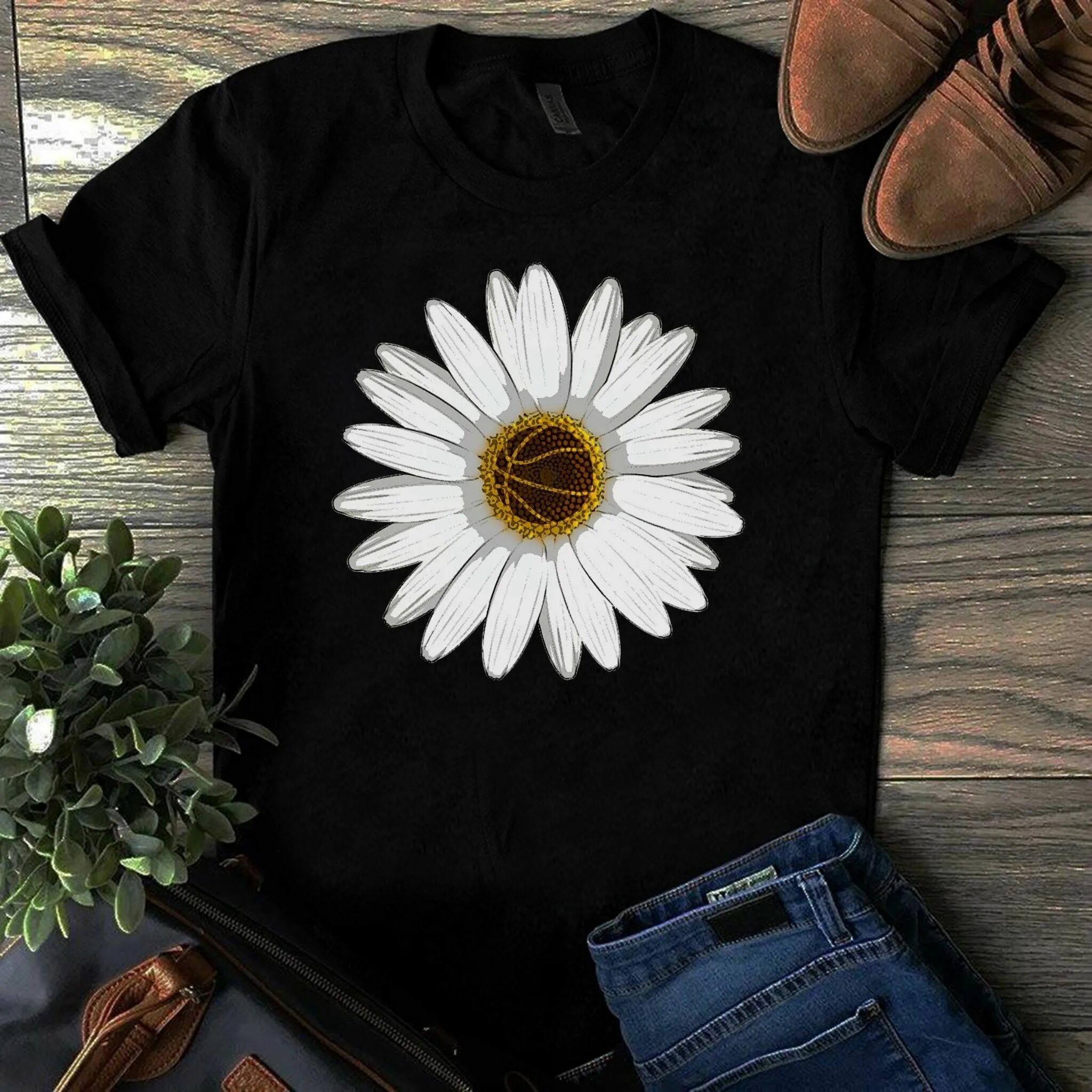 Цветок на одежде 2024. Черная футболка с цветочками. На чёрной футболке и цветы. Роспись черной футболки. Темные вещи футболка.