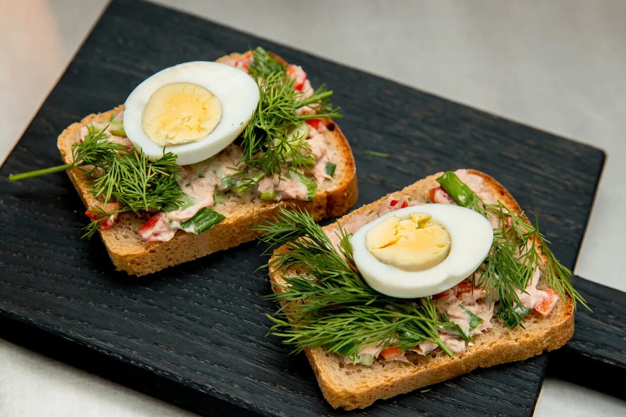 диетический завтрак из яиц. завтрак с тунцом. завтрак с тунцом. завтрак с тунцом. красивые салаты.