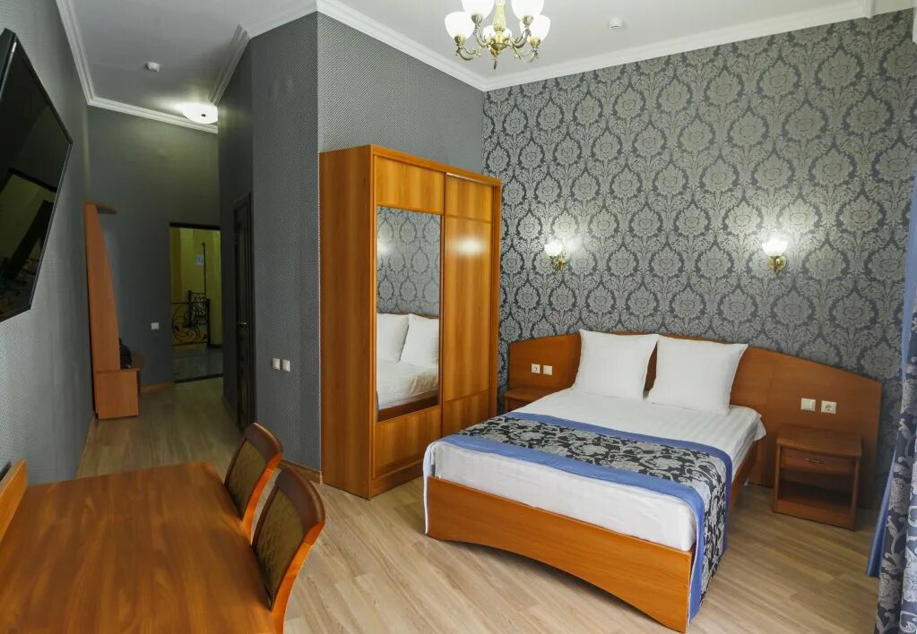 Баня гостиница русь отель сарапула. Жуковского 14 сарапул. Комната сарапул. Сарапул русь отель фото. Фото реальной большой комнаты без ремонта.