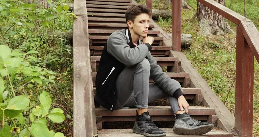 Мужчина на ступеньках. Человек сидит на ступеньках. Мужчина на ступеньках. Человек сидит на ступеньках. Человек сидит на лестнице.