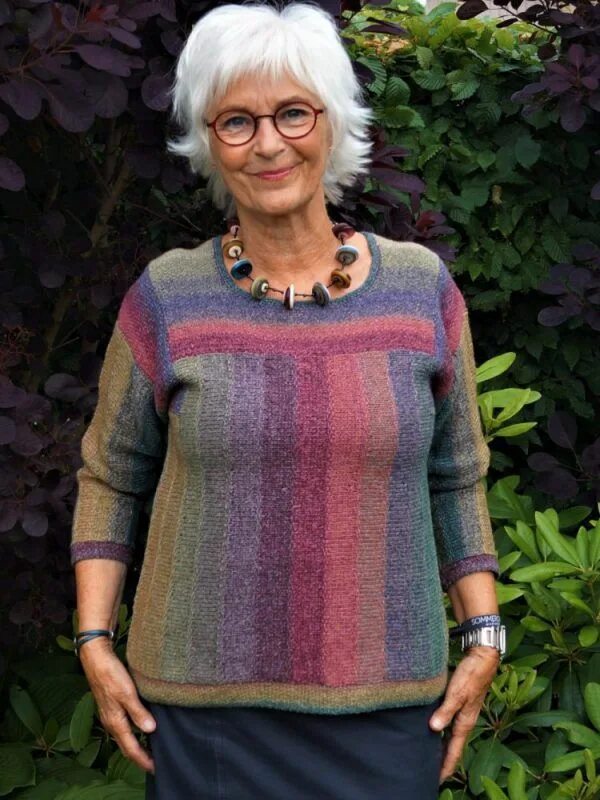 Кофта для бабушки. Бабушка в кофте. Джемпер на старушке. Старуха в свитере. Крючком одежда для бабушке.