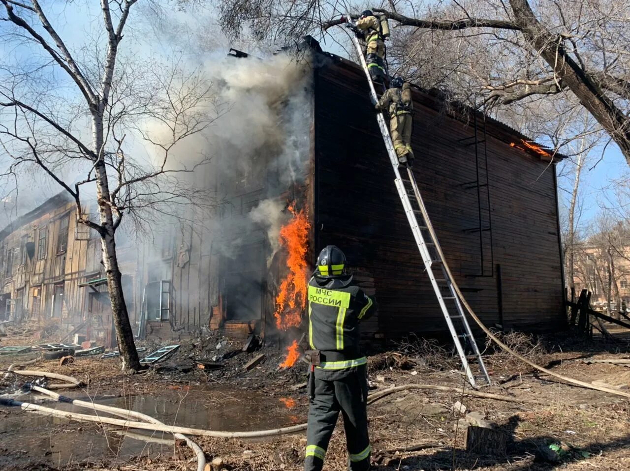 Пожар бараков в Хабаровске. Пожар Барак Истомина. Возгорание фасада в Хабаровске. Сгоревший Барак. Хабаровск сгорели