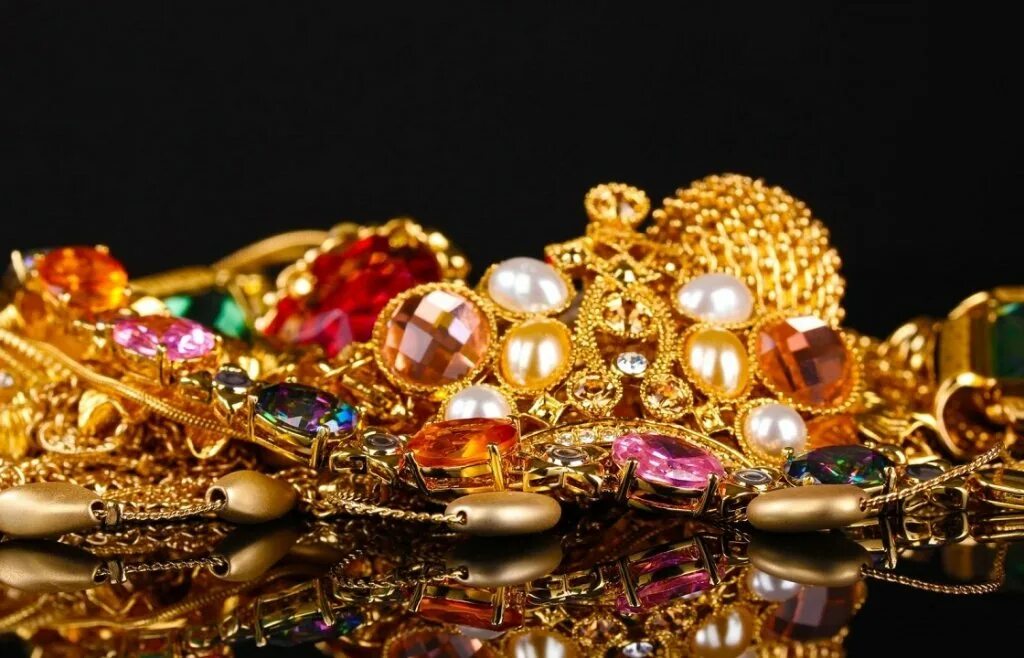 Золото и бриллианты. Много украшений. Много украшений. Драгоценности соединяйтесь. Красивые серебряные украшения.