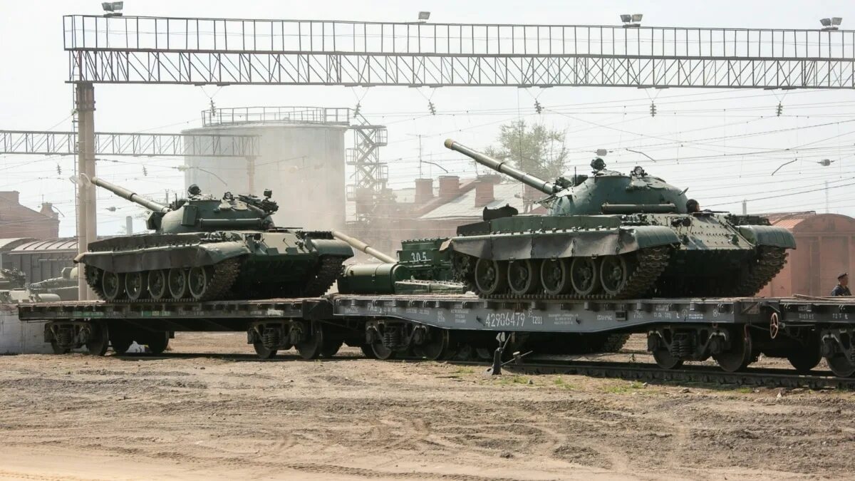 Т 80уд 1993 год. Танк 500. Танк 500 в сопровождении. Танки гонят в москву. Т 80уд 1993 год.