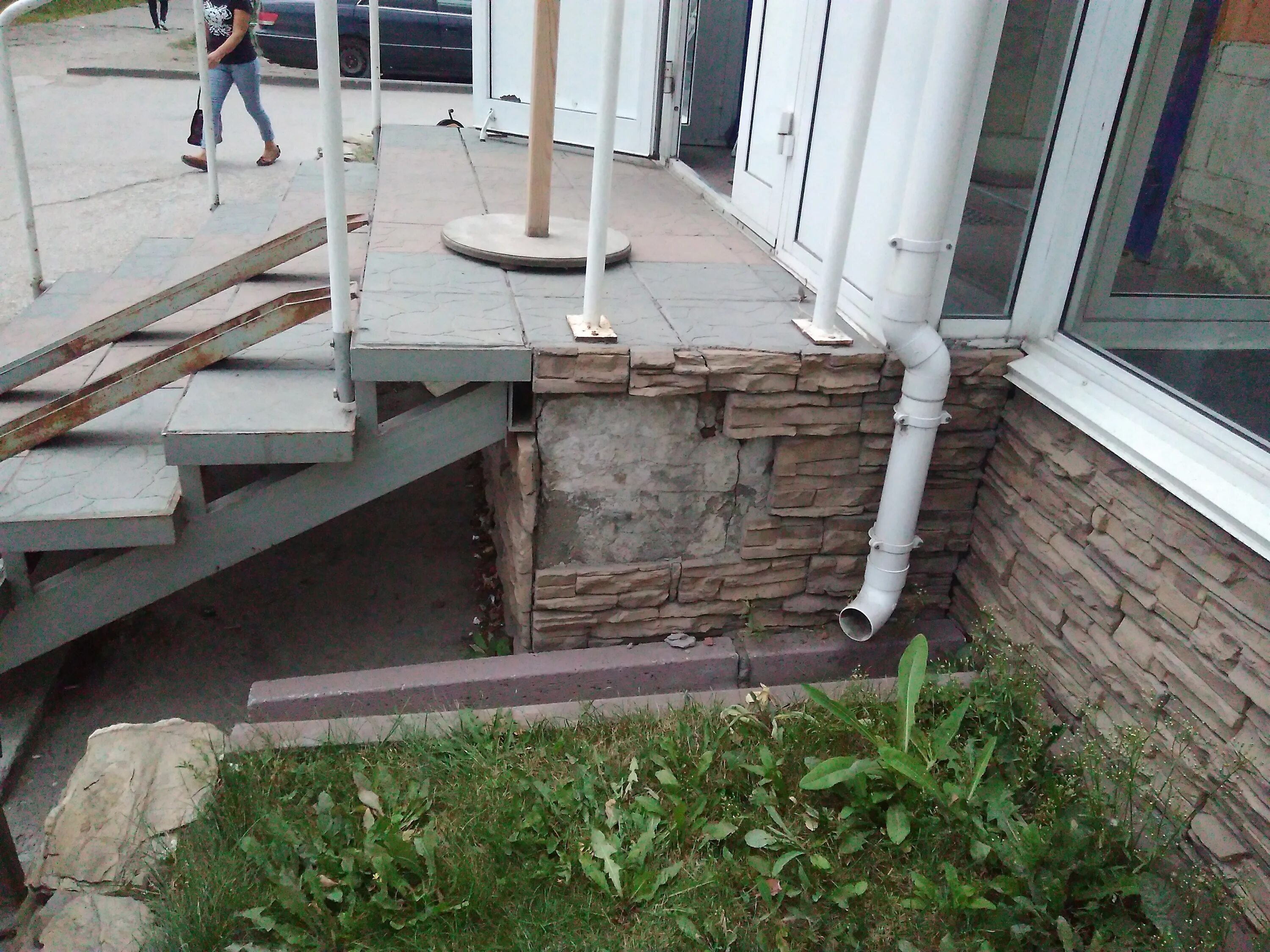 Как отремонтировать крыльцо в частном доме. Крыльцо мкд. Починить крыльцо. Стяжка для крыльца на улице. Крыльцо мкд.
