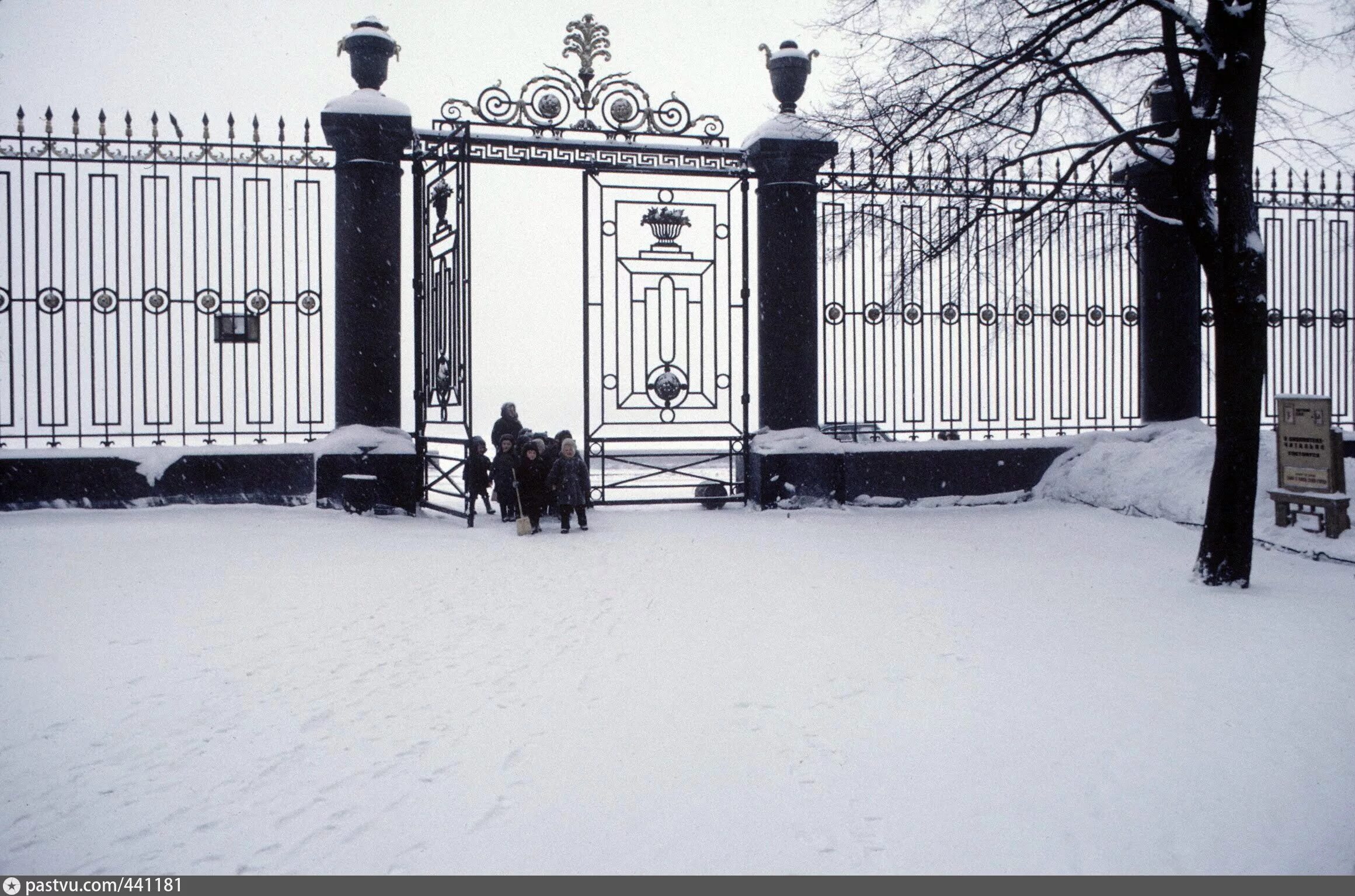 Сад зимой. Ворота сказочного дворца. Введенье (ворота зимы). Ворота зимы. Зимняя калитка.