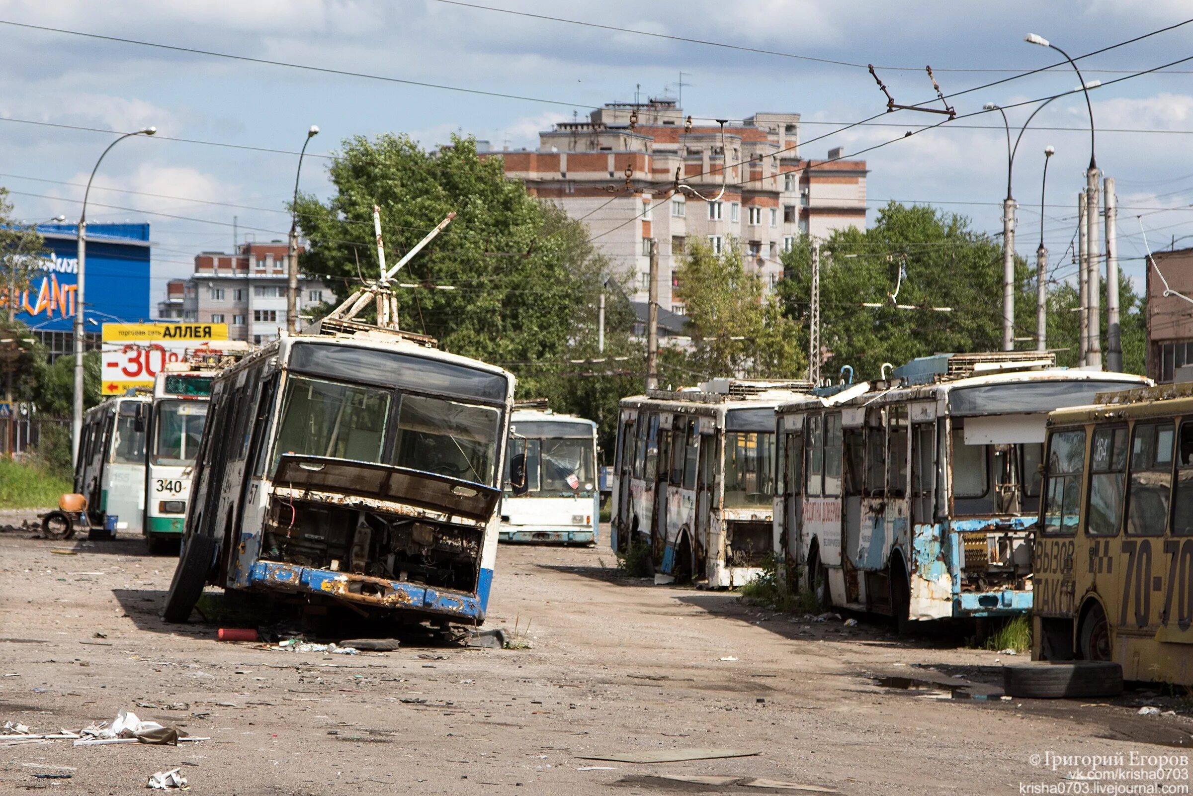 Троллейбусный парк Вологда. Ржавый троллейбус в Вологде. Ржавый троллейбус Екатеринбург. ЗИУ 9 Ржавый. Волгоград 2000 год