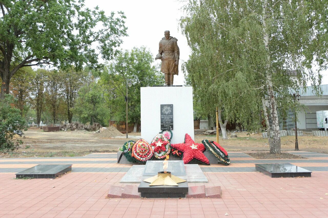 В борьбе с фашистскими захватчиками. Вечный огонь Анапа. Памятник в станице Анапской. Вечный огонь Анапская. Памятники села Юровка Анапский район Братская могила.