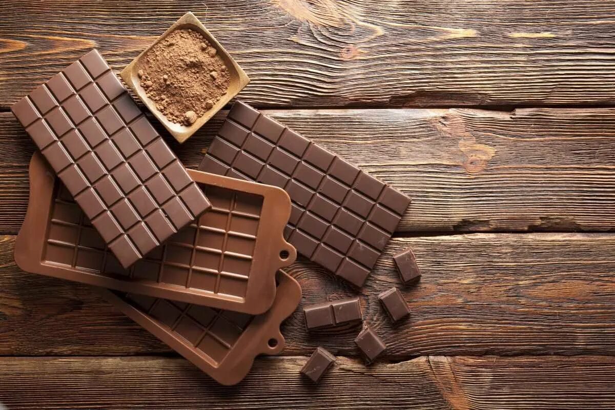 Домашняя плитка шоколада. Шоколад. Плиточный шоколад. Молочный шоколад плитка. Шоколад фон.