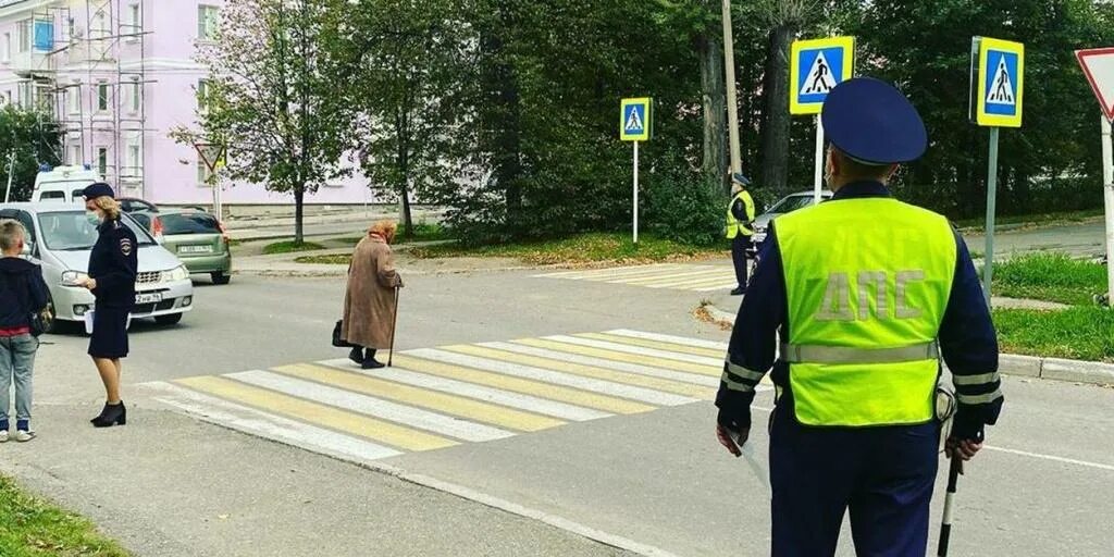 пешеход на переход.