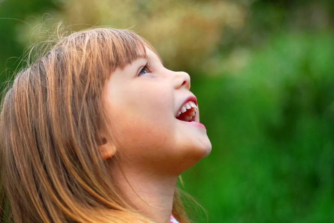 Песня девочки плачут девочки смеются. Ребенок плачет. Девочка смеется. Песня девочки плачут девочки смеются. Красивая девушка смеется.