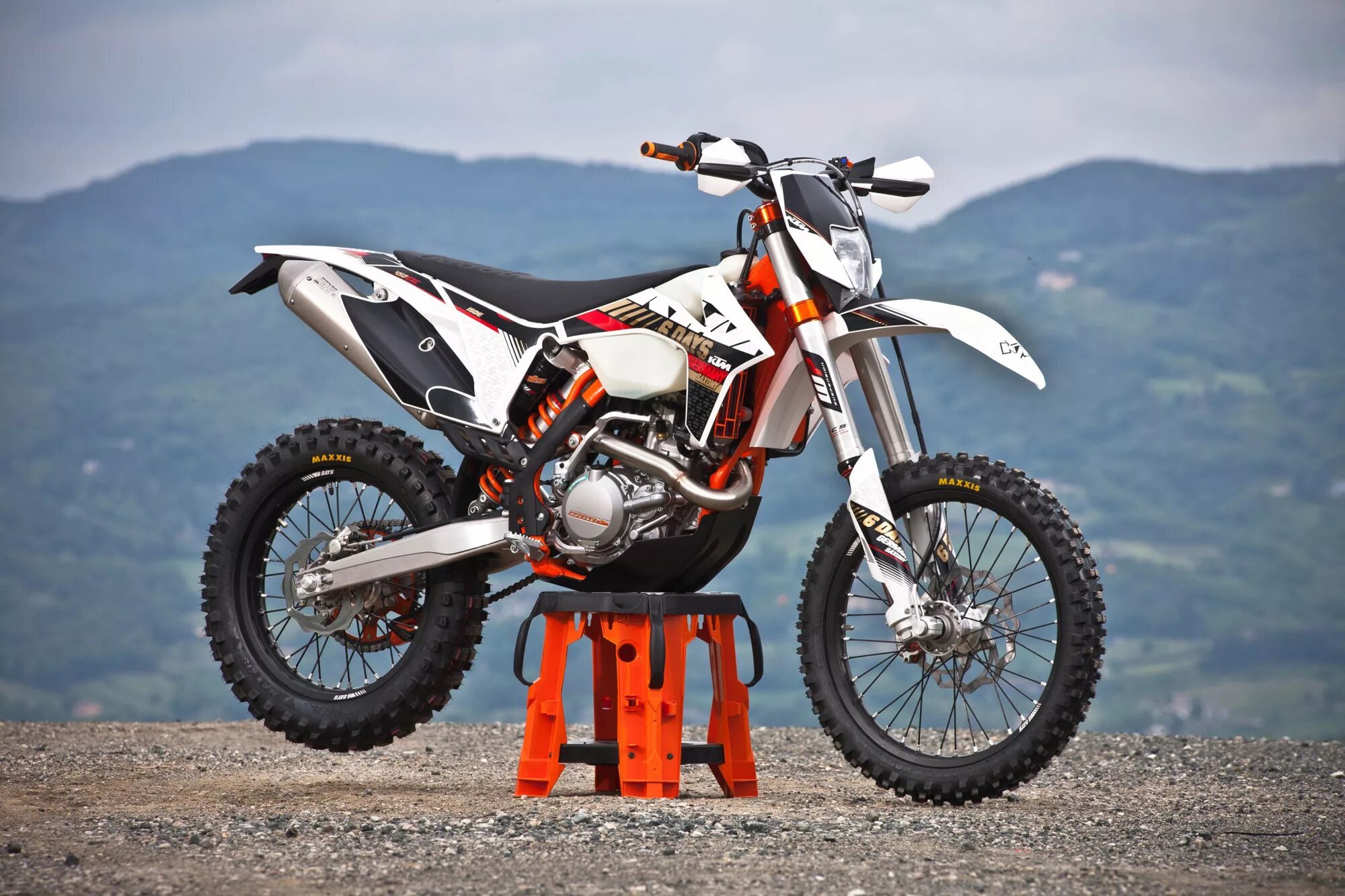 Ктм мотоцикл обои. Ктм мотоцикл эндуро. Ктм rc8. Мотоцикл ktm 1290 super duke r. Самый мощный ктм.