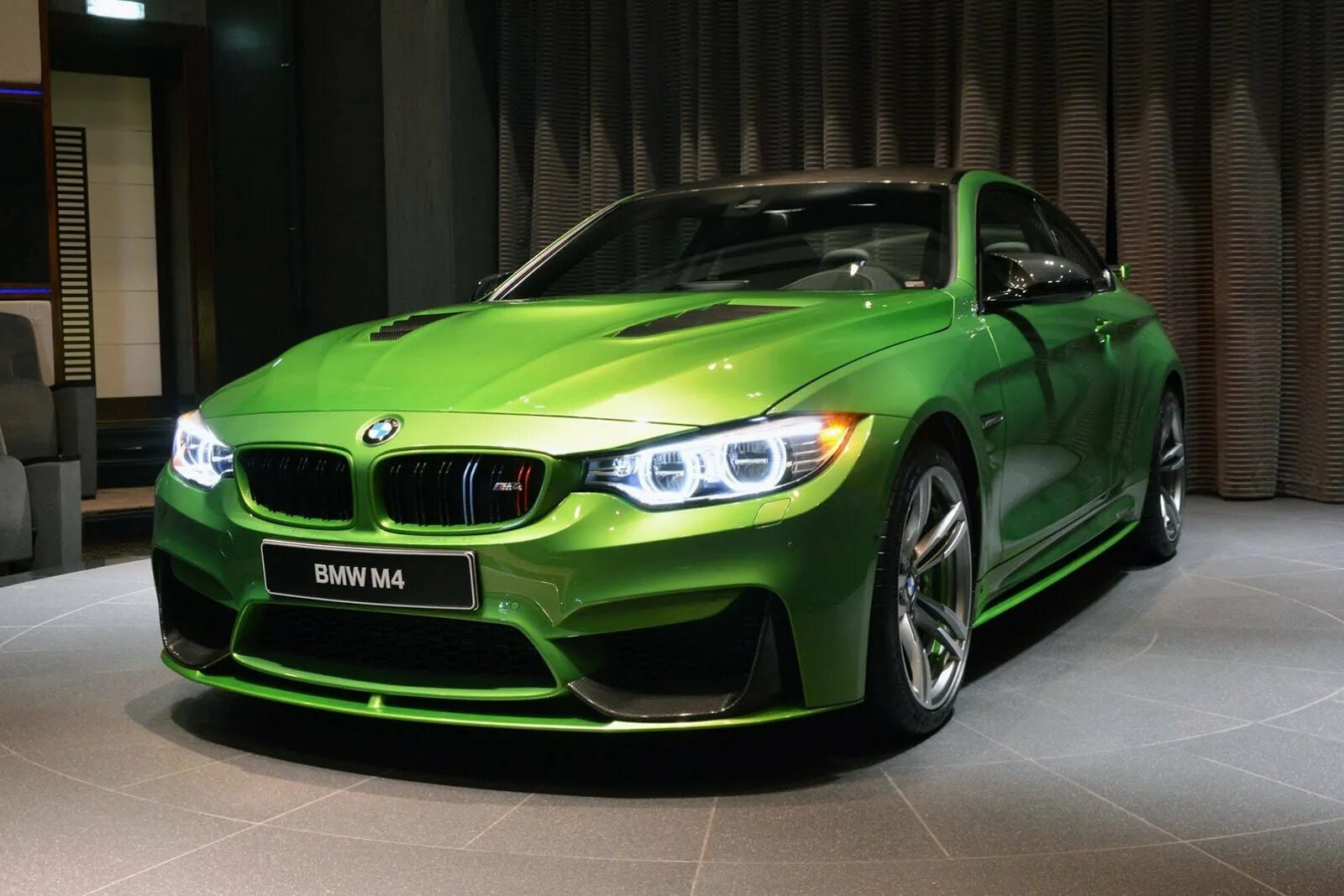Зеленая машина фото. BMW m4 зеленая. BMW m4 салатовая. BMW 4 Coupe Green. BMW m4 Green хаки.