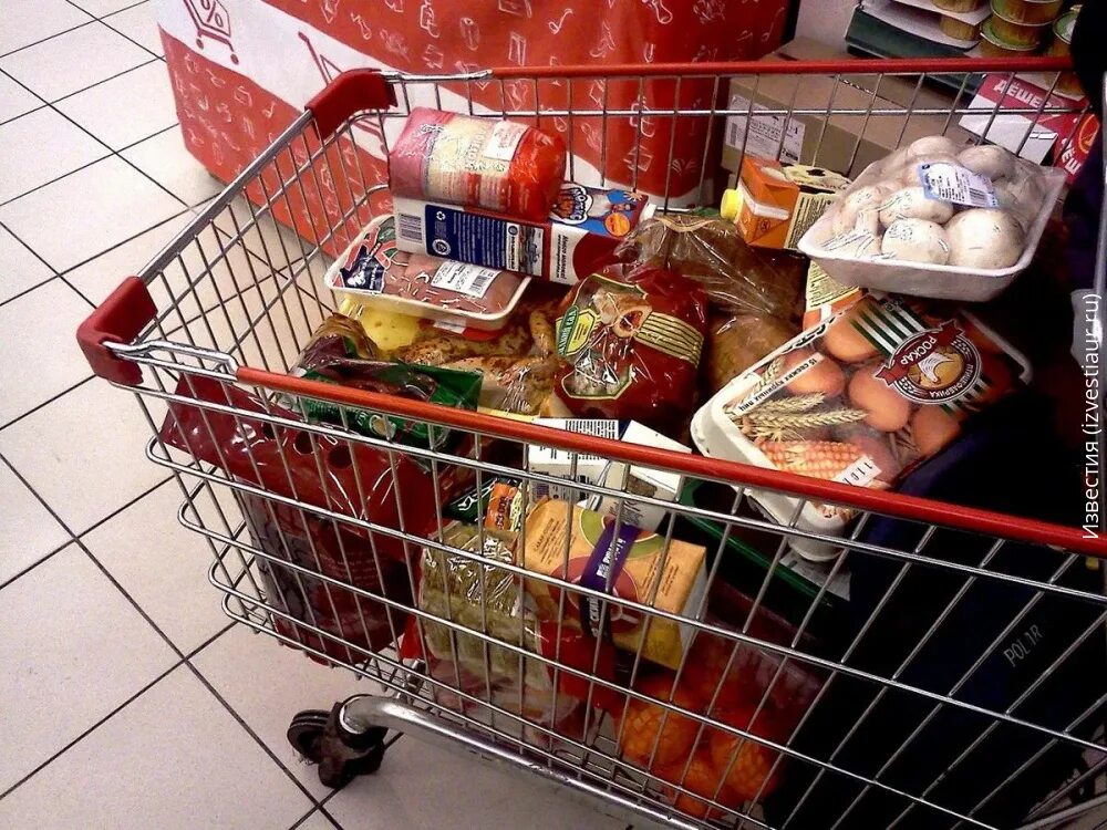 Корзина с продуктами. Корзинка с продуктами. Тележка с продуктами супермаркет. Продуктовая корзина. Продуктовая корзина с продуктами.
