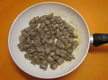 Куриные желудки с подливкой на сковороде