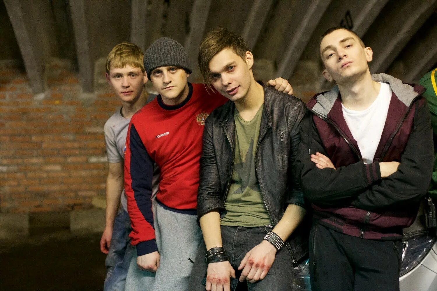 Дворовые люди. Владислава науменко чита. Блондин и блондинка. Парень и девушка целуются. Дворовый парень.