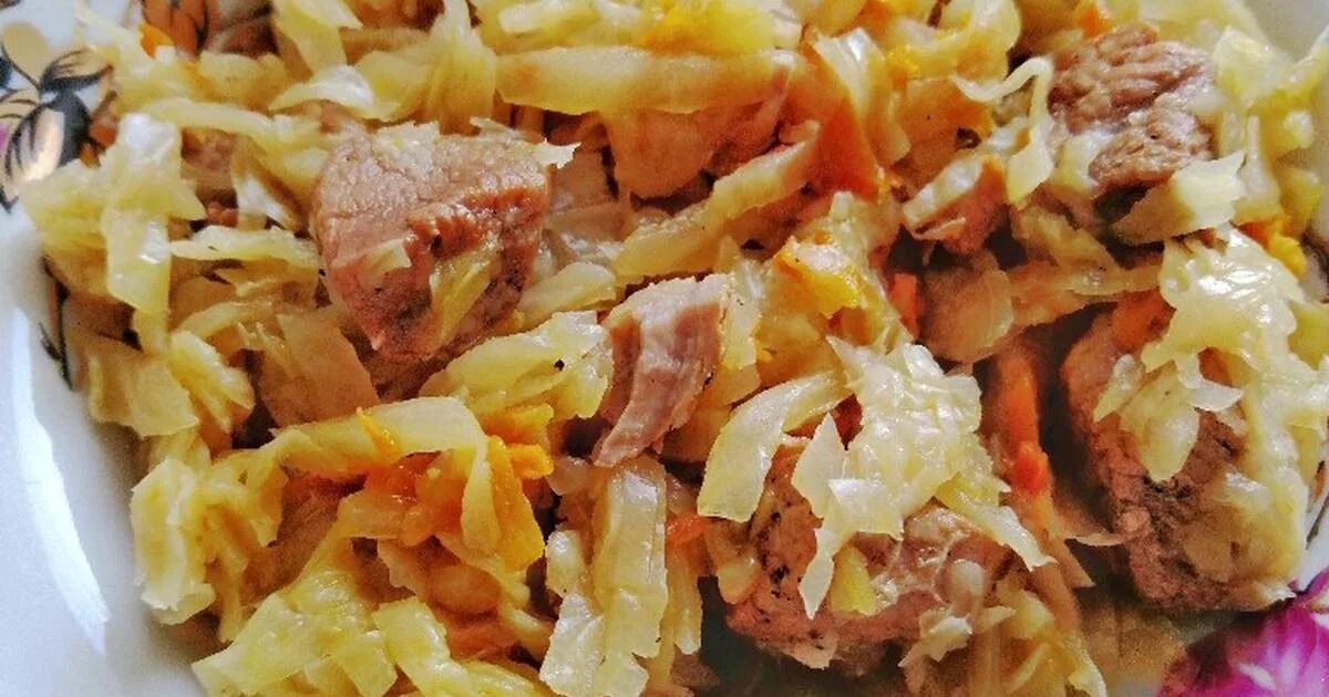 Капуста тушеная с печенью. Тушеная капуста с мясом. Тушеная капуста с маслинами. Тушёная капуста с мясом на сковороде. Бигус капуста с салом и капустой.