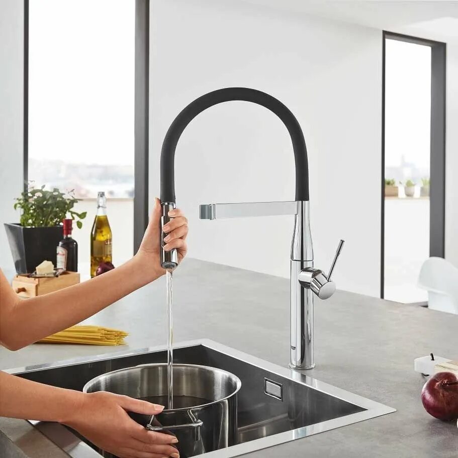 Смеситель Grohe Essence 30294000. Смеситель для кухни с проф лейкой Grohe Essence 30294000. Grohe Essence смеситель кухня. Смеситель Grohe для кухни суперсталь.