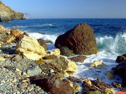 Камни на берегу черного моря