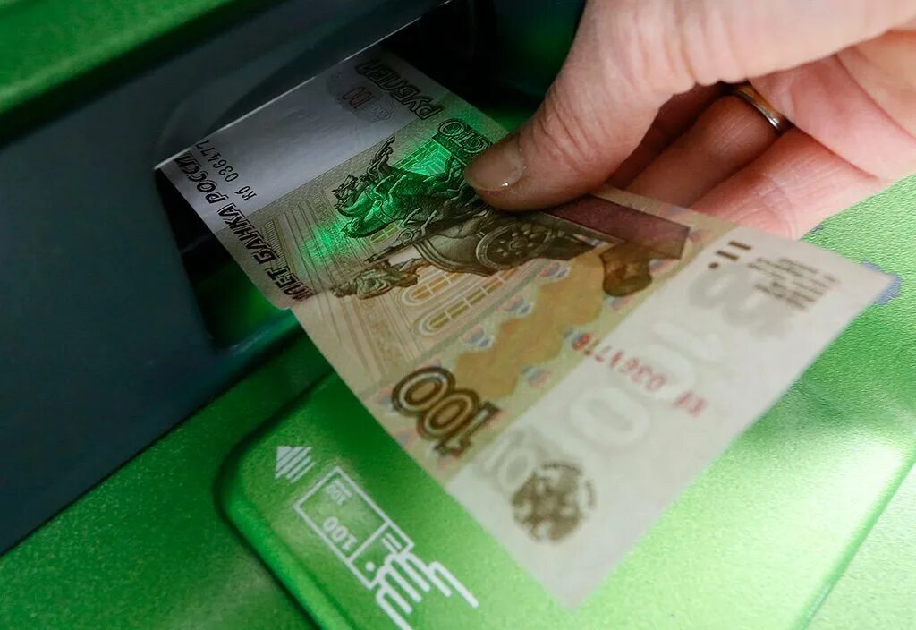 Банкомат может неправильно посчитать деньги при внесении. Сто рублей. деньги в кассе. банкоматы наличные. окрашенные деньги.