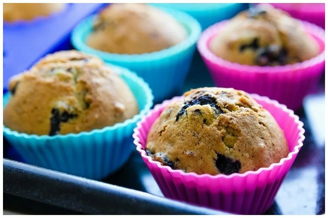 домашние кексы в силиконовых формочках. маффины. закусочные маффины. формочки для кексов. кексики в формочках.