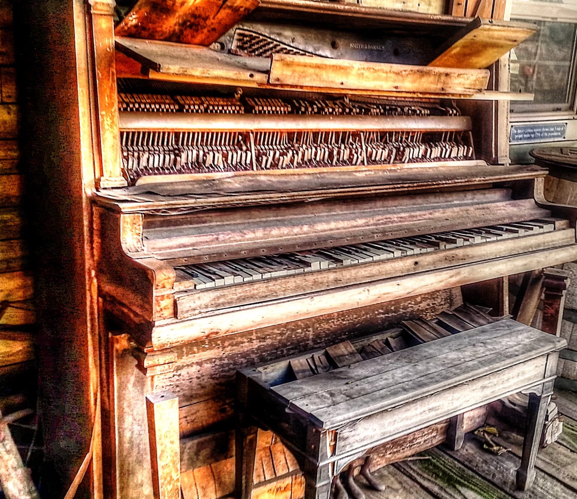 Старинное название фортепиано. Пианино старое сбоку. Старинное пианино. Красивое пианино старинное. Антикварное пианино.