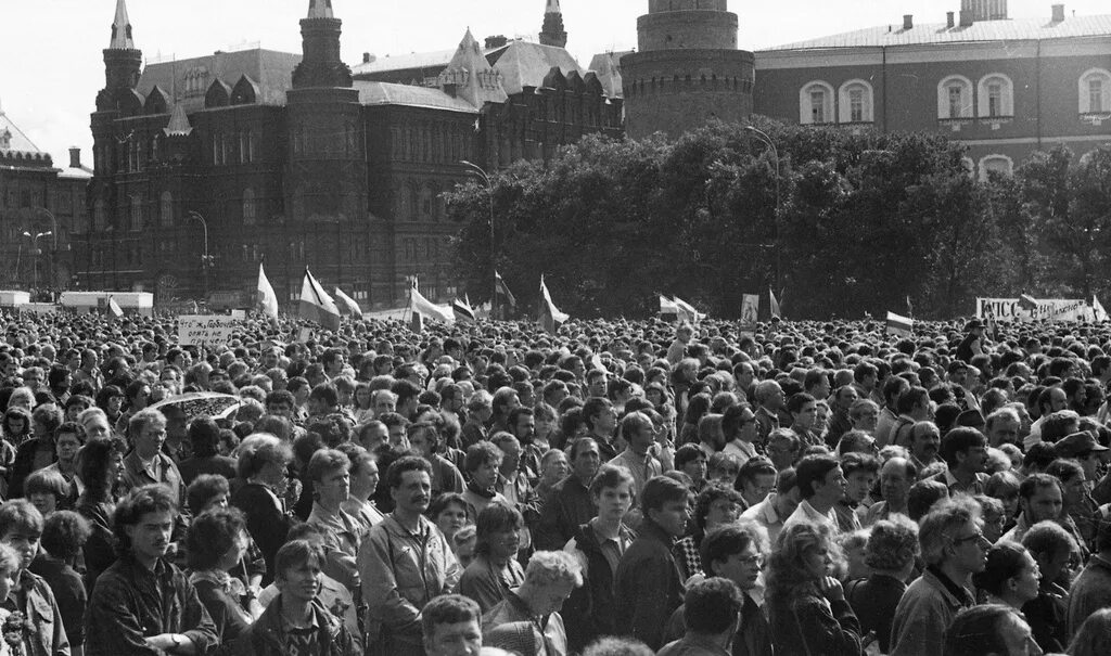 Монархисты август 1991. Митинг август 1991. Август 1991 митинг Дзержинский падает. 23 Августа 1991. Август 1991 что произошло