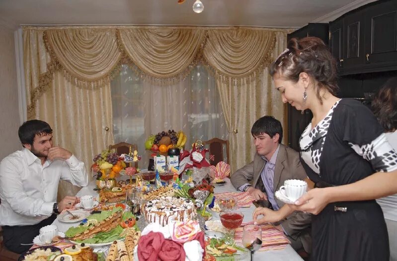 Ураза в махачкале. Стол на Мархаж. Чеченский праздничный стол. Семейное застолье. Дагестан застолье.