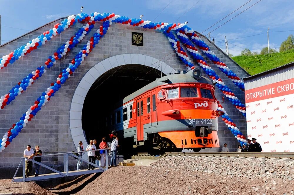 Перед входом в тоннель пассажирского поезда. Манский Железнодорожный тоннель. Томусинский Железнодорожный тоннель. Красноярск Красноярская железная дорога. ЖД тоннель СЖД.