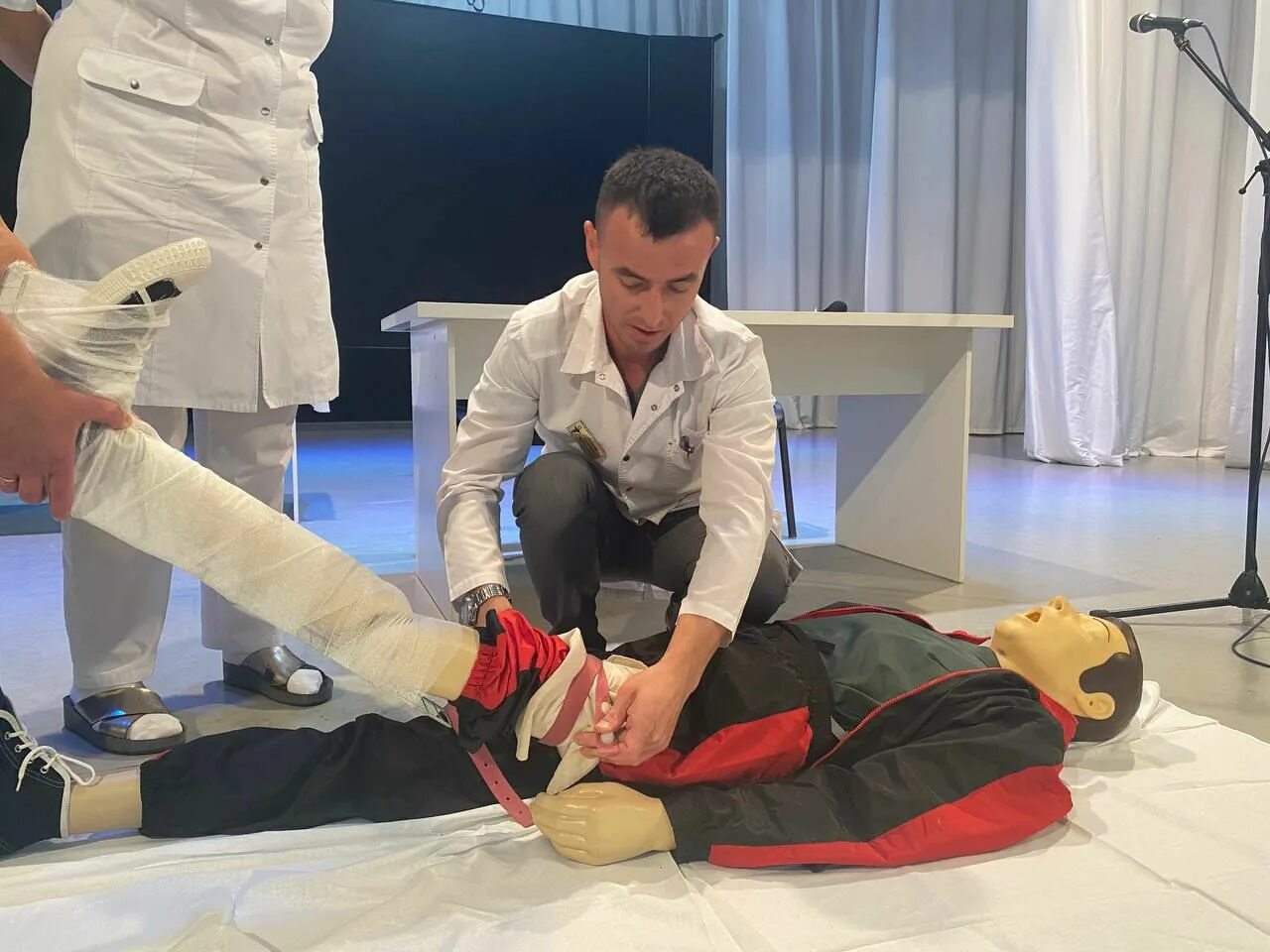 курсы по оказанию первой помощи. первая медицинская помощь. пройти обучение по оказанию первой медицинской. первая медпомощь. пройти обучение по оказанию первой медицинской.