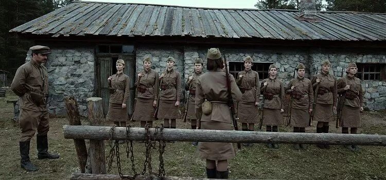 А зори здесь тихие фрагмент. А зори здесь тихие 2015. «а зори здесь тихие...» театр ссср. а зори здесь тихие 2015 зенитка. хф «а зори здесь тихие...» 12+.