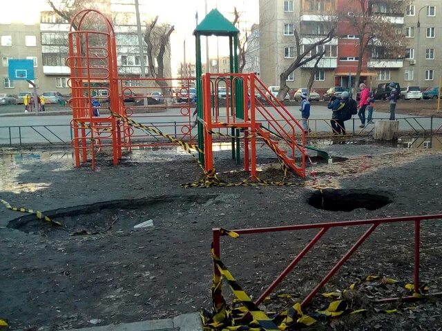 Нашли опасную детскую площадку