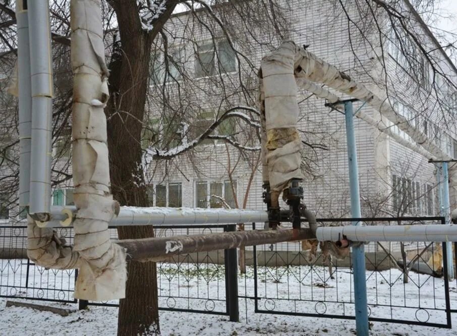 Труба теплотрассы надземная украшенная. Гор изоляция