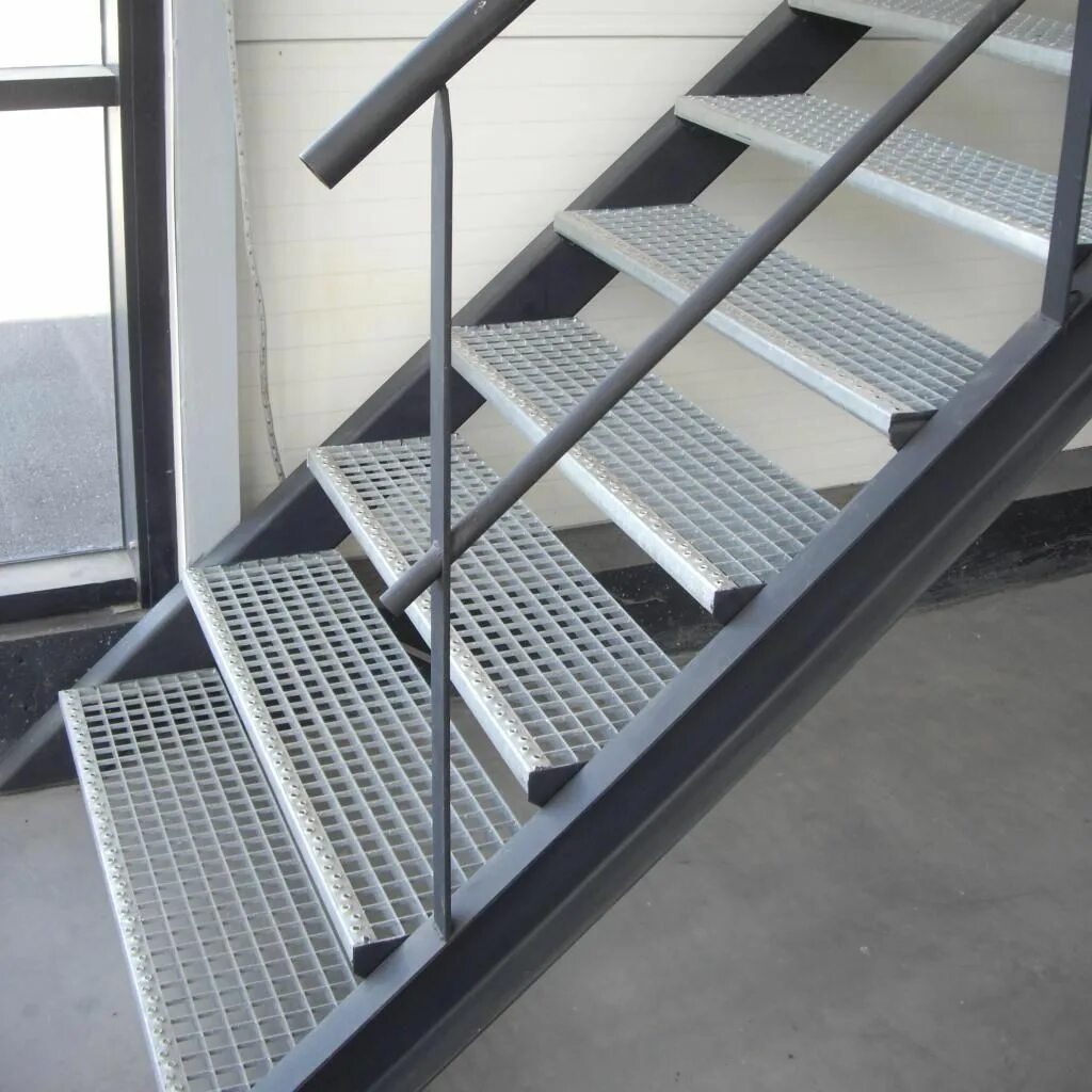 Металлические ступени. Лестница из просечно-вытяжного листа. Металл просечка для лестниц. Уличная лестница эко 1 ступень ( приступок) из ПВЛ коричневый каркас. Ступени металлические для лестниц.