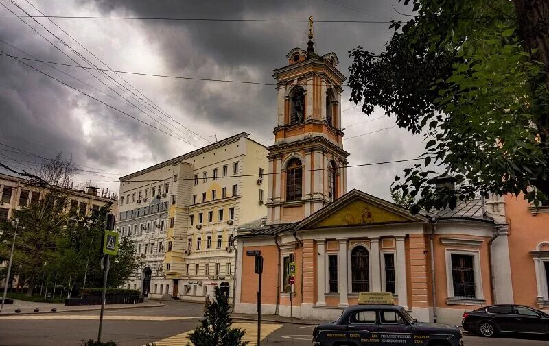 Расписание воскресение словущего брюсов. Церковь Словущего Брюсов переулок. Храм Воскресения Словущего в Брюсовом переулке. Воскресенская Церковь Брюсов переулок. Брюсов переулок храм Воскресения Словущего.