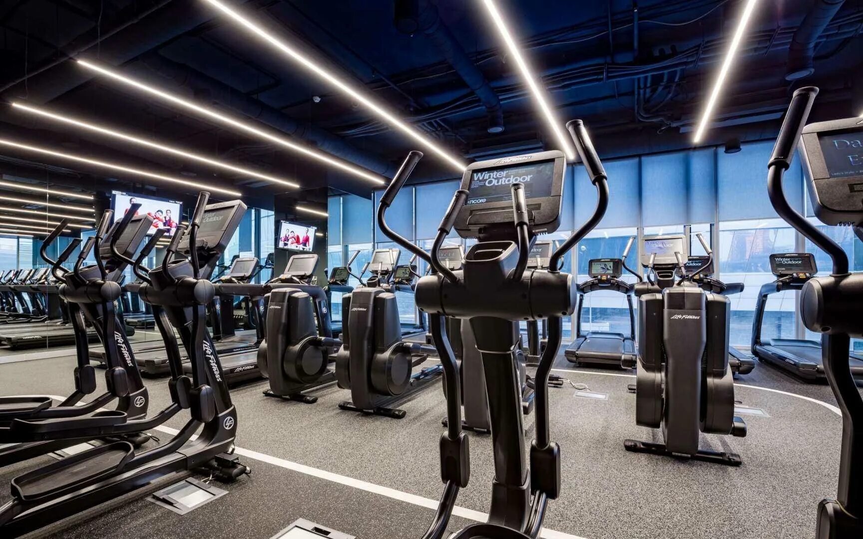 Фитнес мск. Encore fitness сити. encore fitness москва сити. зал encore fitness. анкор фитнес москва сити бассейн.