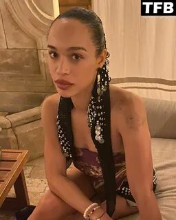 Cleopatra Coleman Sexy & Topless (8 Photos) .