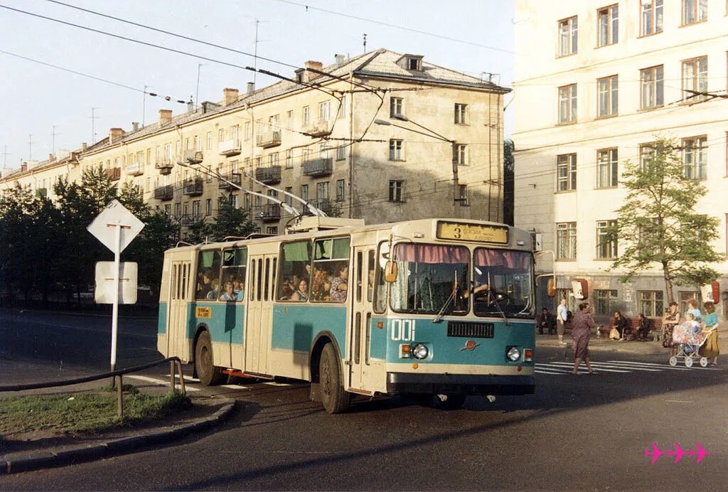 Троллейбусы выпускают в городе. Троллейбус ЗИУ 682. Троллейбус Новокузнецк ЗИУ 682г г00. ЗИУ-682в 1984г.. Ааре Оландер Новокузнецк.