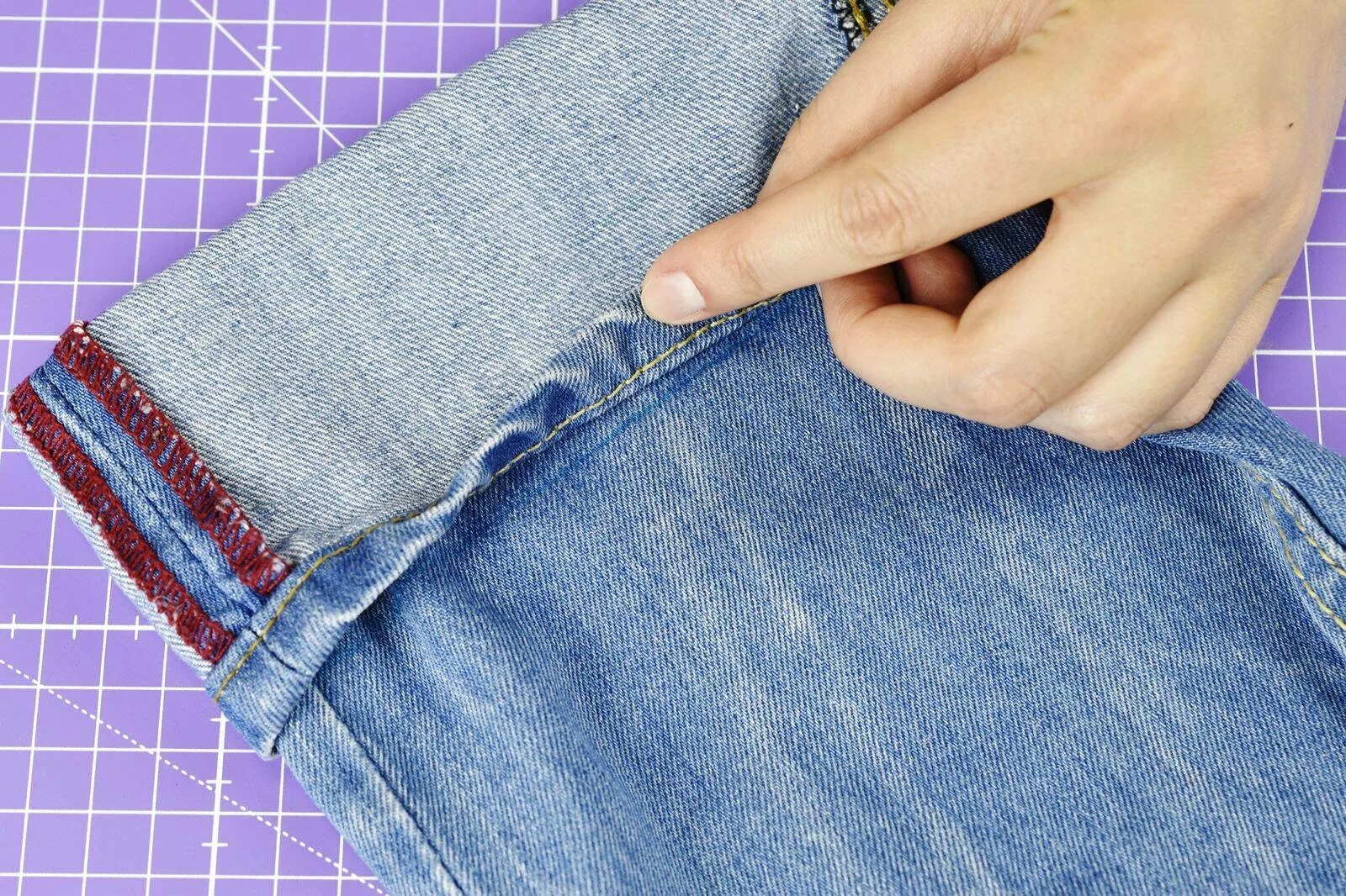 Видео как подшить джинсы с сохранением фабричного. Подшить джинсы. Подгибка джинсов. Подрубить джинсы. Джинсы подгибка вручную.