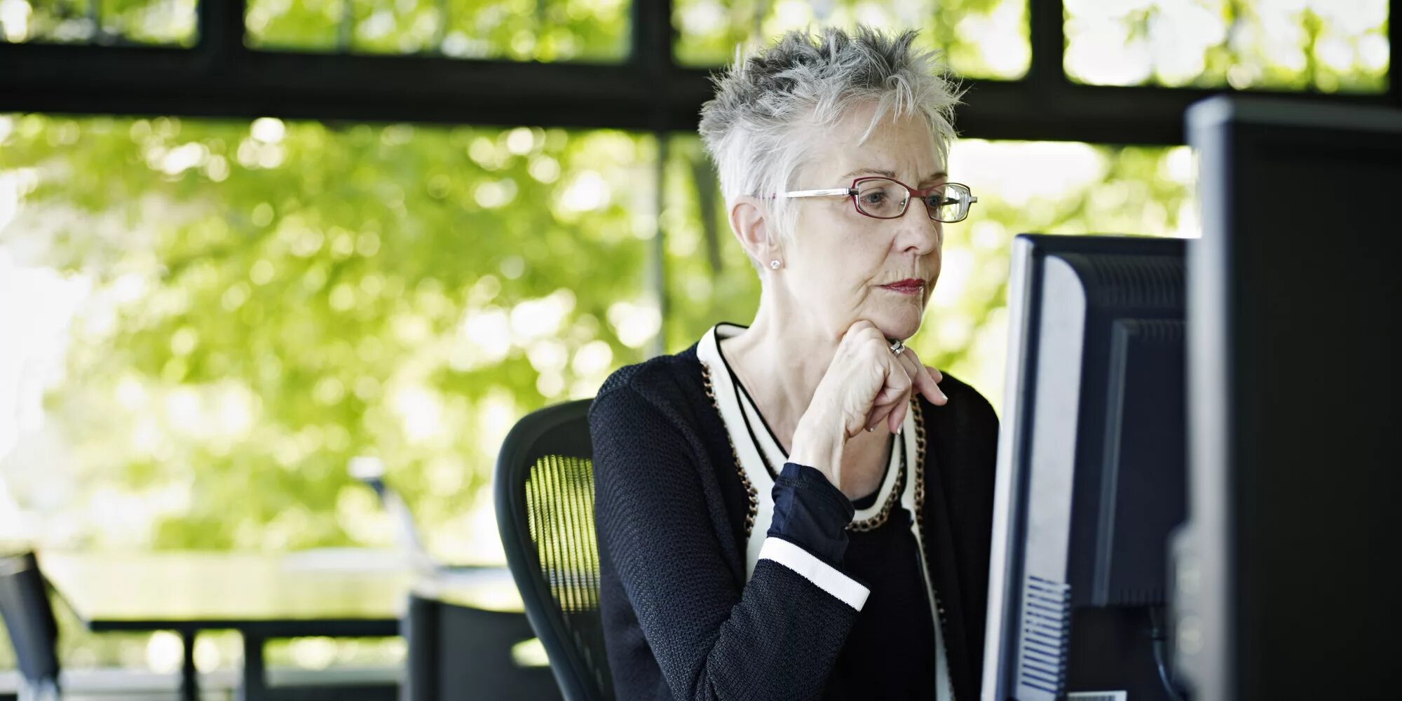 Новое работа для пенсионера. Пожилая женщина в офисе. Женщина в возрасте за компьютером. Пожилая женщина за компьютером. Возрастные работники.