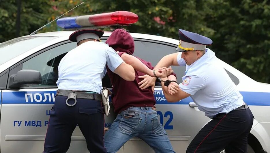 Как наказать полицейского. Полиция задерживает преступника. Полицейский арестовывает преступника. Полицейский ловит преступника. Полиция стоковые картинки.