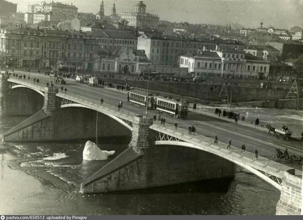 Каменный мост 1943. Большой каменный мост в Москве. Большой каменный мост Щуко. Большой каменный мост в Москве 18 век. Боровицкий мост Москва.