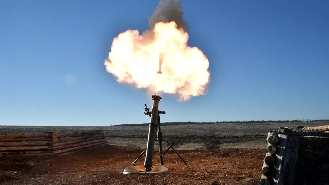 Миномет стреляет. 120 мм миномет всу. Выстрел из миномета. Минометный выстрел 120 мм. 120 мм миномет всу.