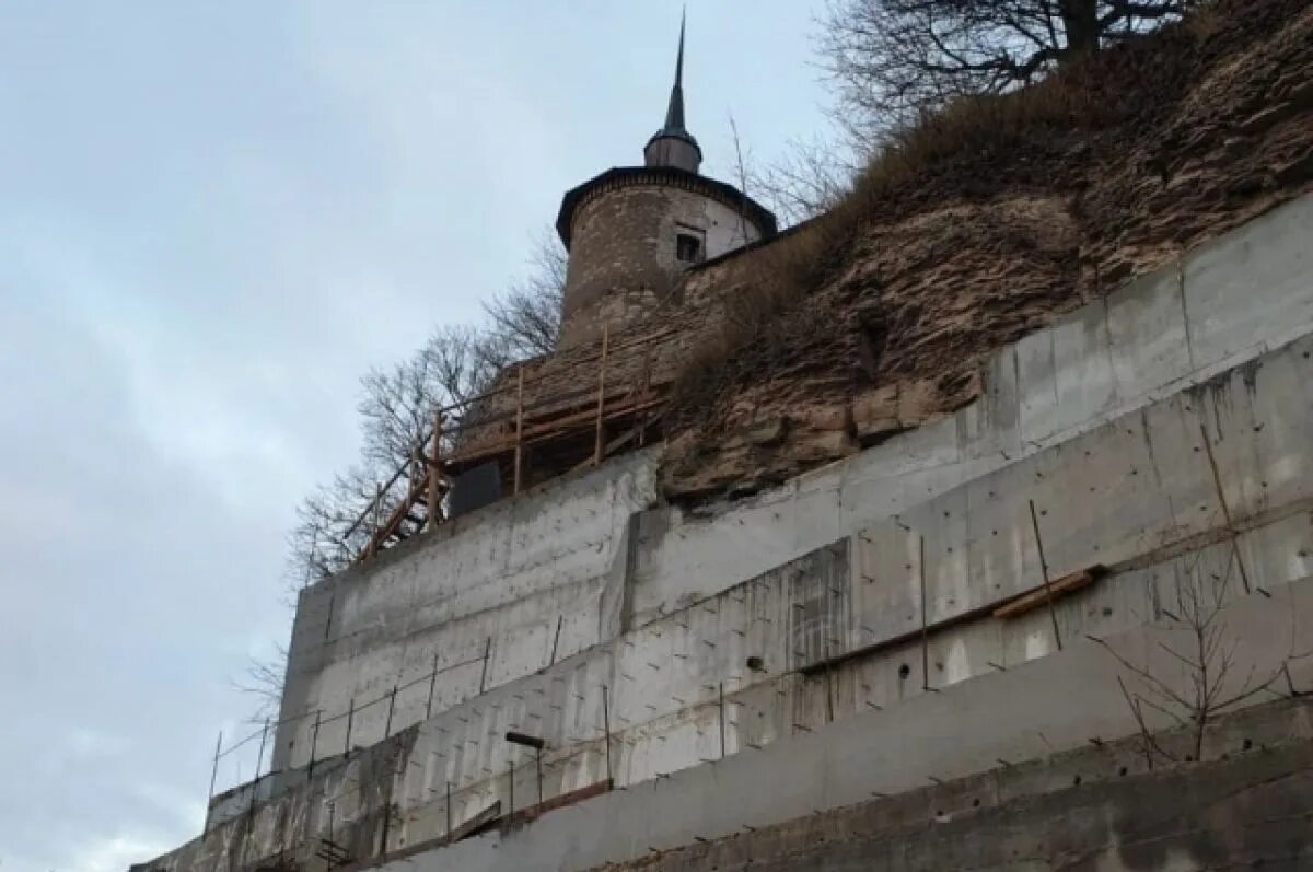 Храм николы со усохи псков. Церковь козьмы и дамиана с примостья (псков). Плоская башня псков. Псков реставрация. Снетогорский монастырь псков.