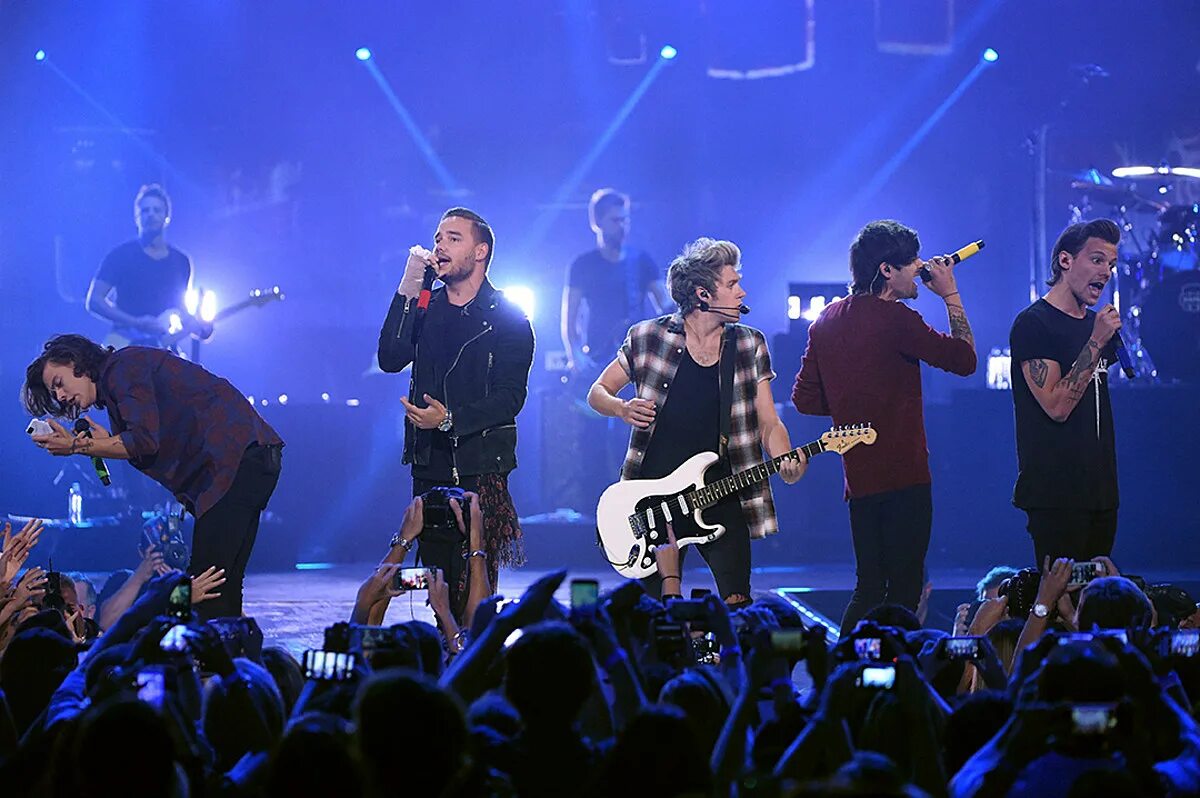 One direction концерт. Концерт вана. Евгений миронов 2022. Концерт армина ван бюрена. One direction 2014 концерты.