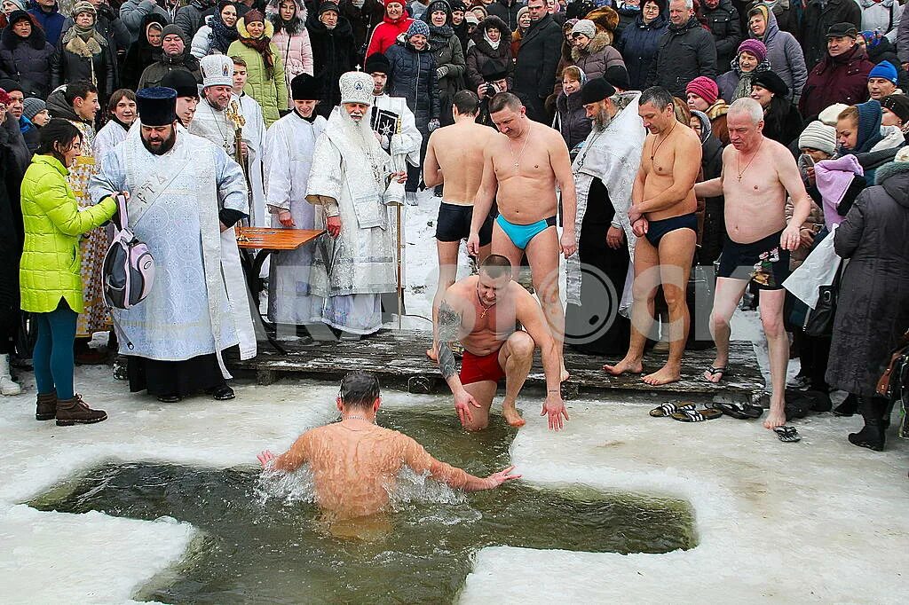 До скольки купаются. Крещение Господне окунание Иордан. Купание в проруби на крещение. Крещение в Иордане. Крещение Руси прорубь.