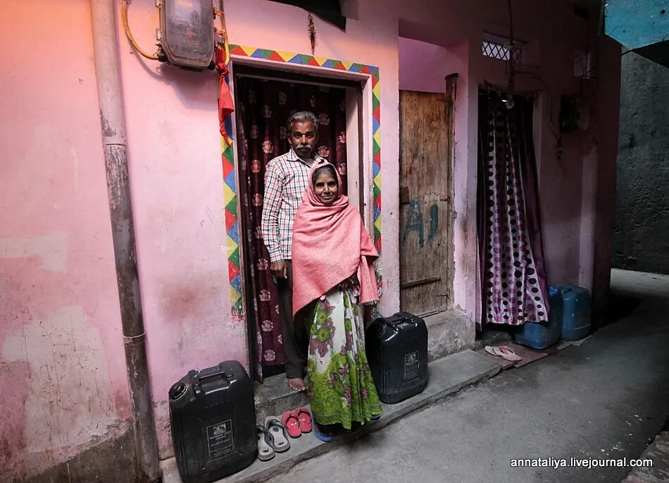 Аддис Абеба трущобы женщины. Индия трущобы девушки. Одежда в трущобах. Дамочки в трущобах.
