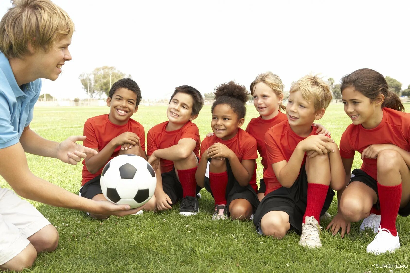 Школа футбольных тренеров. Футбол дети. Спортивные дети. Ребенок с футбольным мячом. Детский спорт.