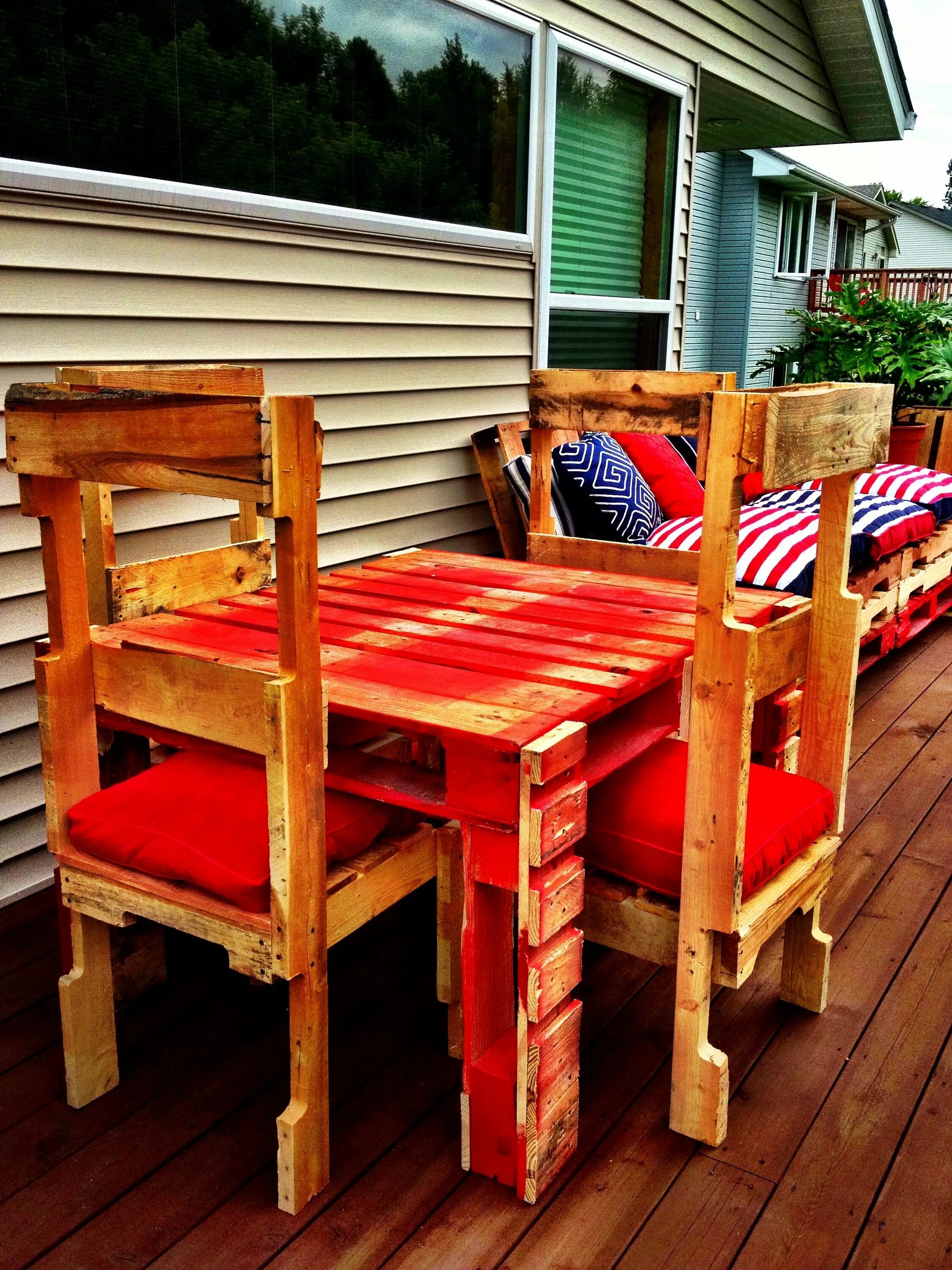 Стол из поддонов для дачи своими. Стол из поддонов для дачи своими. Скаскамейка из поддонов. Садовая мебель из дерева палетт. Мебель из поддонов для дачи.