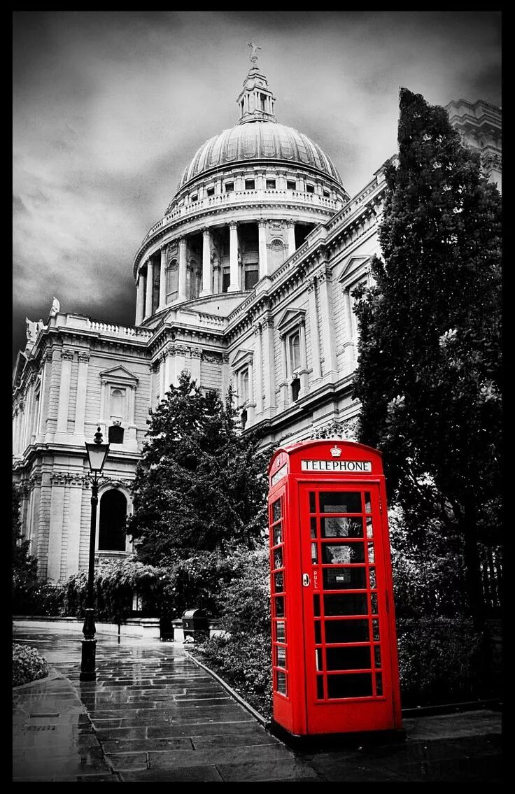 Красная телефонная будка в Лондоне. Телефонная будка Англия. Черно белый Лондон. Черно белые с цветными элементами.